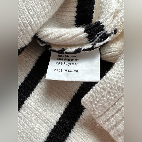 NWT Zesica Sweater Women’s Medium Black White Striped Knit Pullover Soft Stretch - Picture 4 of 8